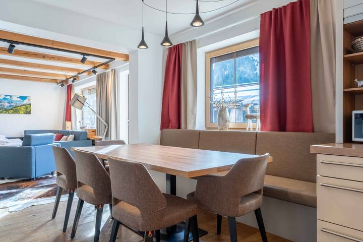 Ferienwohnung für 10 Personen, mit Balkon und Terrasse sowie Garten und Sauna in Dienten