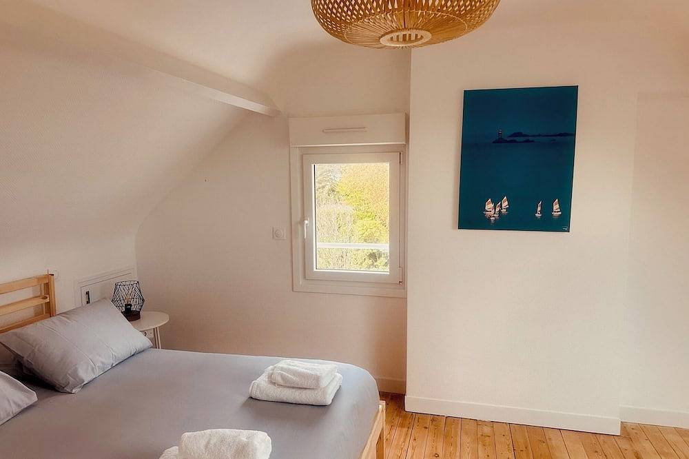 Completely renovated house with swimming pool near the beach, sleeps 8 in Perros-Guirec, Rosa Granitküste