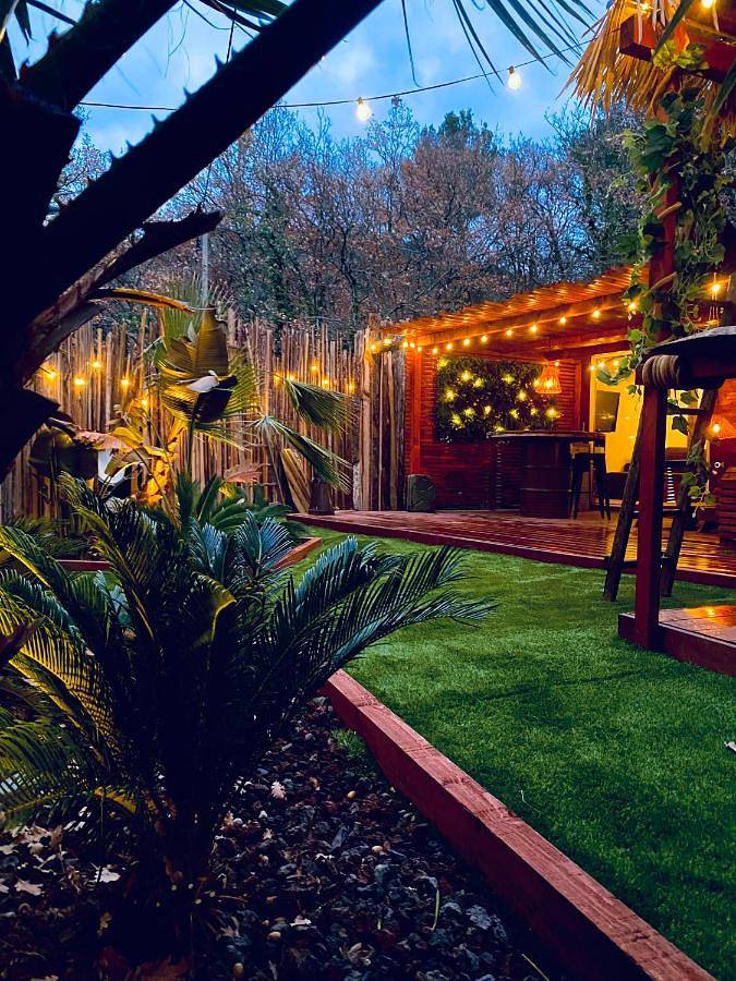 Chalet pour 2 personnes, avec terrasse ainsi que jacuzzi et jardin