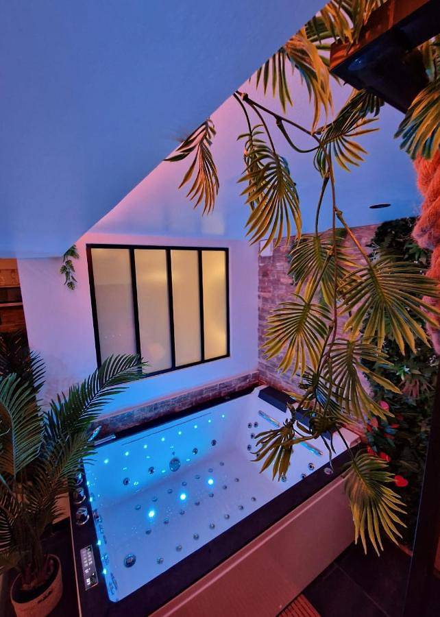 Appartement entier, Jungle Love Loveroom avec Balnéo à 10 min de Disneyland Paris in Serris, Seine-et-Marne