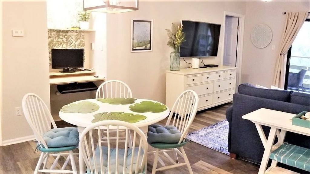 Ganze Wohnung, King Bed! Cozy Amelia Island Gem just steps to the beach. in Fernandina Beach, Amelia Island