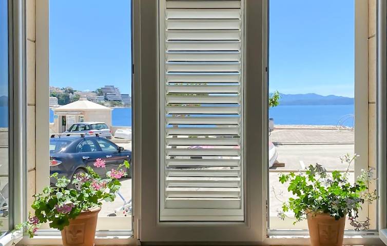 Ganze Ferienwohnung, Apartment mit Meerblick, Terrasse und WLAN, in Strand- und Restaurantnähe in Pliševac, Podgora