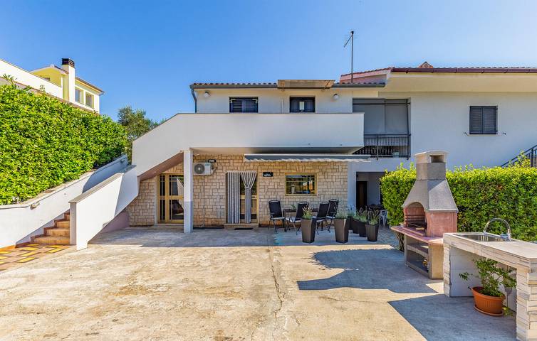 Ganze Ferienwohnung, Gemütliche Ferienwohnung mit Terrasse, 1,5 km zur Küste und 300 m zu Restaurants in Marčana, Südküste Istrien