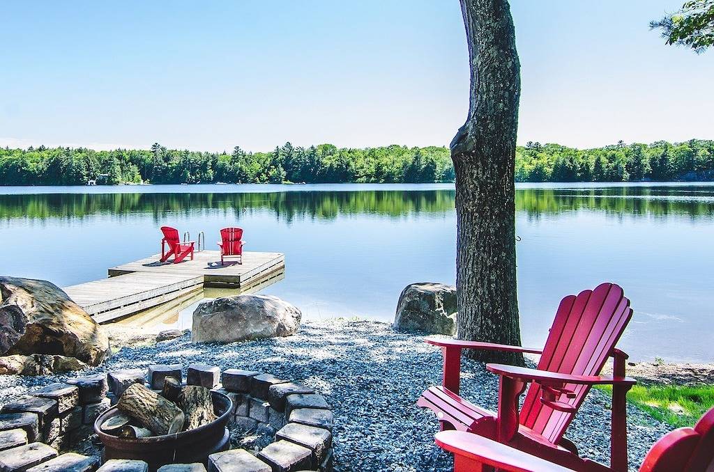 5Br Family Lakefront Cottage, Walk to Bala! in Muskoka