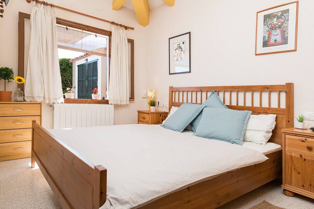 Private Villa with Ac, Wifi, huge pool, garden, sun terraces and Bbq, in Selva in Selva, Majorca Center