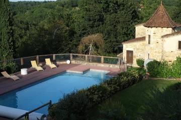 Location de vacances pour 6 personnes, avec piscine et balcon à Puy-l'Évêque