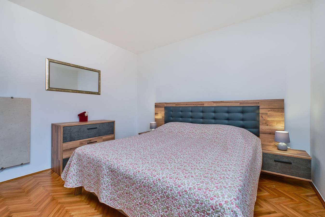 Ganze Wohnung, Das Apartment Katarina 2 befindet sich im ersten Stock eines Hauses in Poljana, Mali Lošinj. Die Wohnung ist für 6 Personen geeignet und verfügt über drei Schlafzimmer, Wohnzimmer, Küche, Esszimmer und zwei Badezimmer. Die Wohnung verfügt über eine Terrasse mit Meerblick. Den Gästen stehen ein Privatparkplatz und eine Gemeinschaftsterrasse mit Grill zur Verfügung. in Mali Lošinj, Cunski