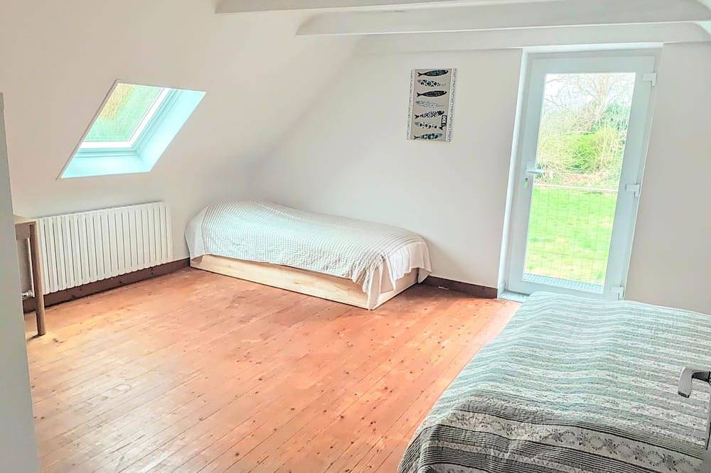 Charming 3-bedroom house in serene Plomeur perfect for relaxing getaway in Plomeur, Côte de Cornouaille