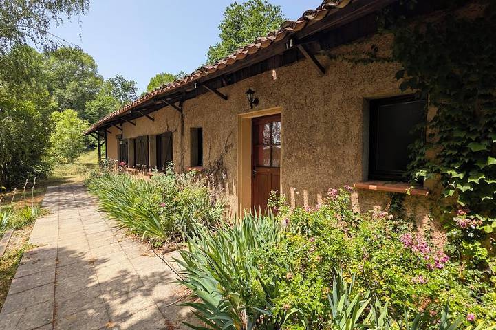 Gîte pour 9 personnes, avec Jacuzzi et Terrasse ainsi que Jardin et Piscine