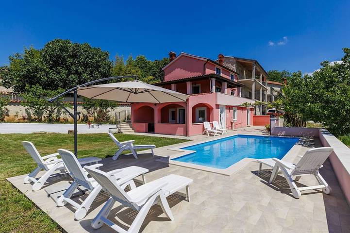 Location de vacances pour 7 personnes, avec piscine à Lozari