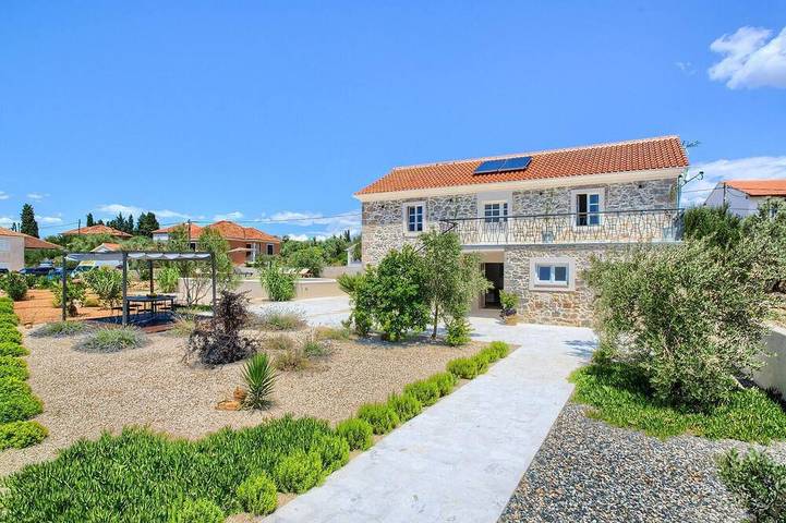 Beach front home in Preko in Sutomiscica, Ugljan Island