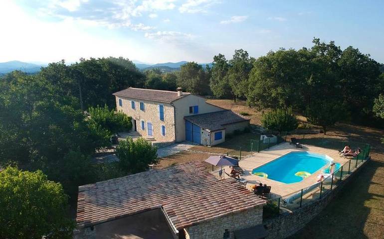 Location de vacances pour 10 personnes, avec piscine ainsi que terrasse et jardin à Méjannes-lès-Alès