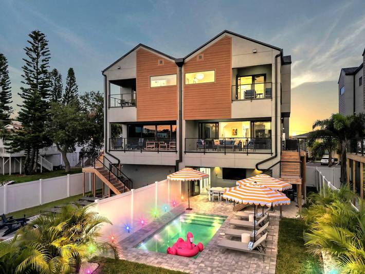 Vacation rental for 10 people, with balcony and pool in Indian Rocks Beach