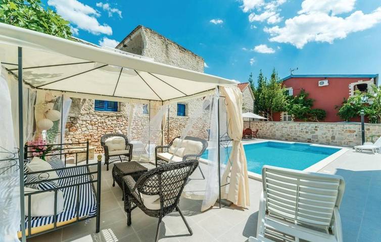Villa pour 8 personnes, avec piscine ainsi que jardin et terrasse à Jezera - 4