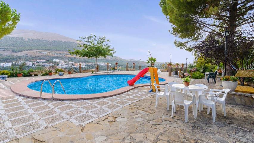 Chalet para 14 personas, con balcón/terraza y piscina en Loja - 2