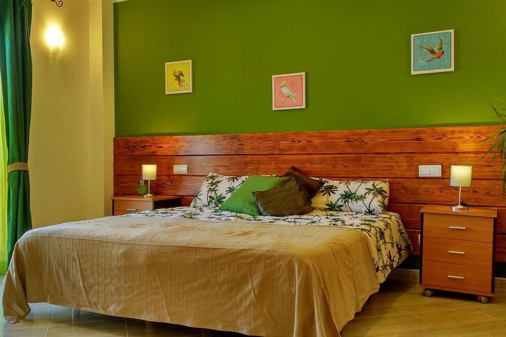 Center of Mallorca! Beautiful Large Village Home with Pool, Garage & Garden in Vilafranca de Bonany, Majorca Center