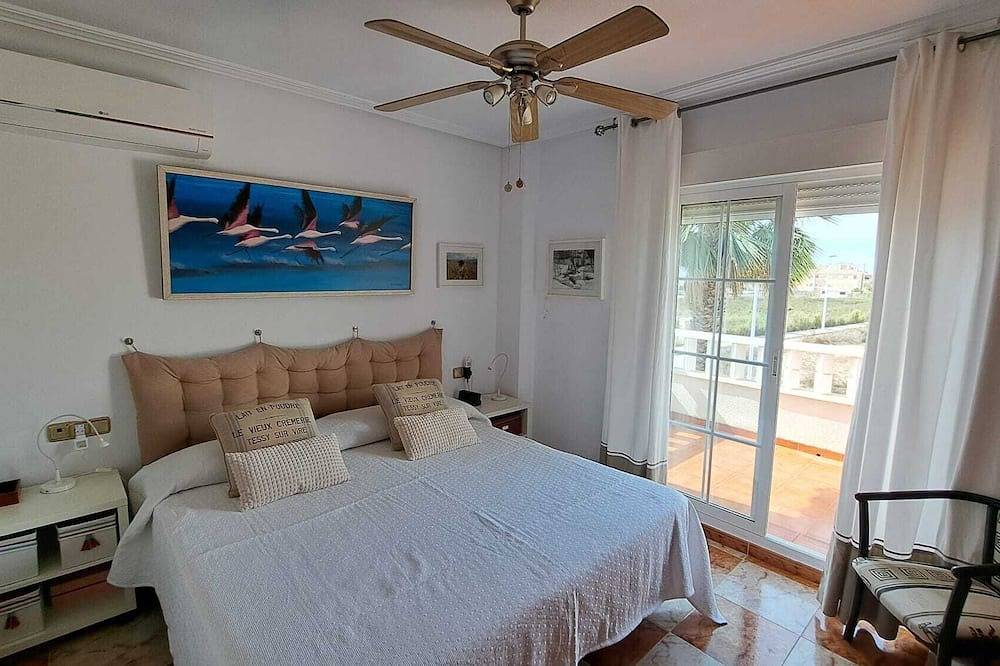 Casa con jardín al lado del Parque Natural de las Salinas de Santa Pola y playas in El Pinet, Elche