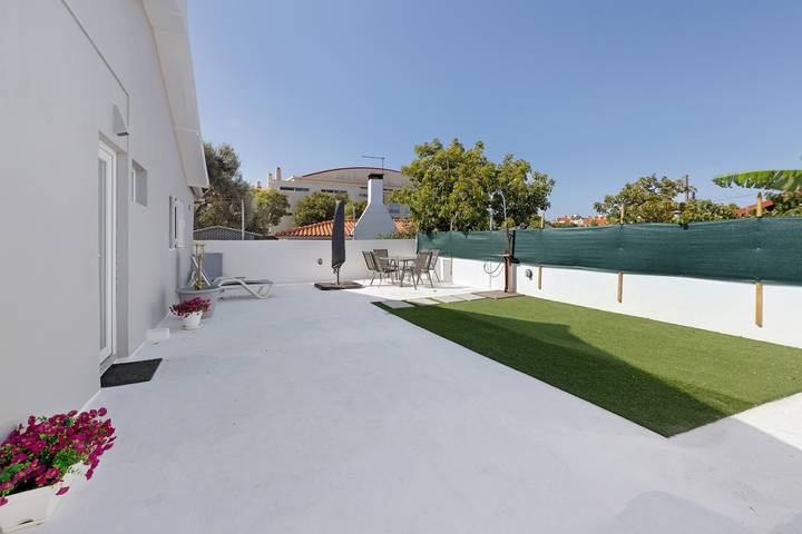 Holiday Home 'Piccola' with Private Garden, Balcony and Wi-Fi in Alcabideche, Costa de Lisboa
