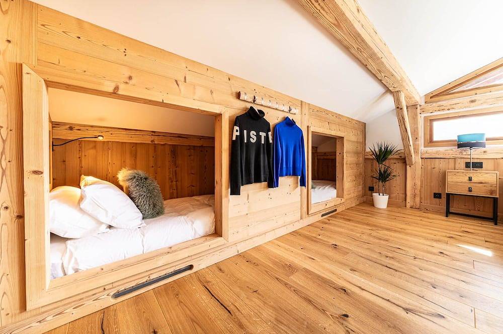 Luxury Alpine Chalet with Mountain Views, Hot Tub & Sauna in Essert-Romand, Les Portes du Soleil