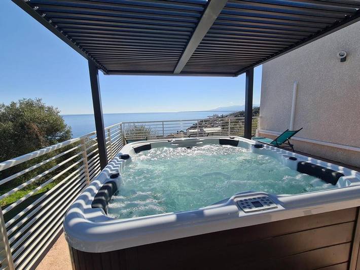 Appartement de vacances pour 6 personnes, avec jardin ainsi que terrasse et jacuzzi
