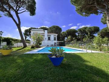 Casa rural para 15 personas, con piscina además de jardín y vistas, Se admiten mascotas en Arcos de la Frontera