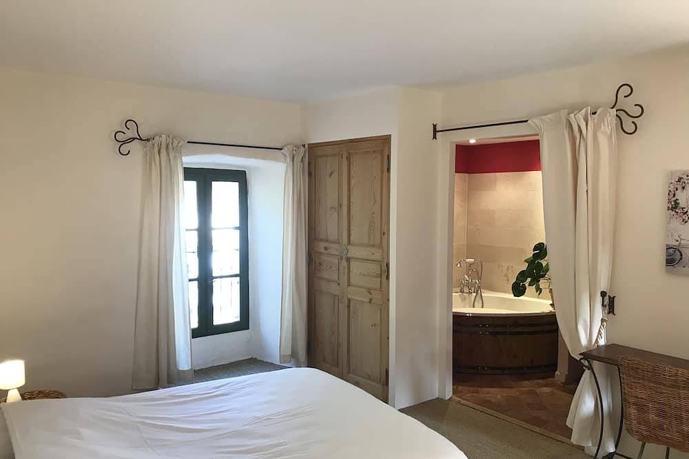 Heart of Goudargues duplex apartment terrace plancha air conditioning dog on request in Goudargues, Nimes und Umgebung