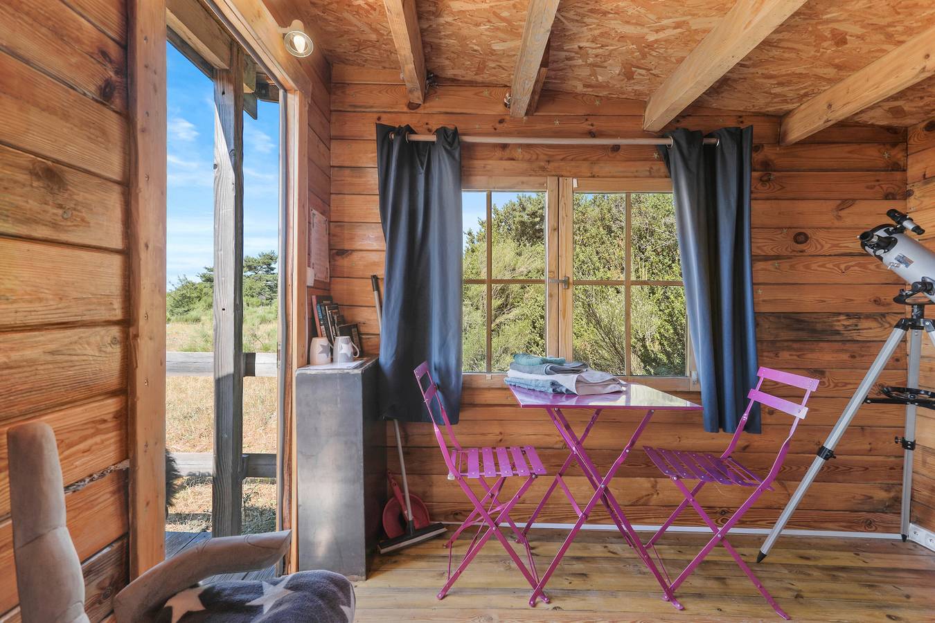 Entire apartment, Chalet 'Cabane Aux Étoiles' with Mountain View, Private Terrace and Shared Garden in Bargème, Verdon Regional Natural Park