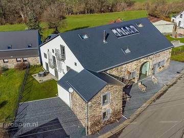 Location de vacances pour 32 personnes, avec balcon/terrasse ainsi que terrasse et sauna à Houffalize