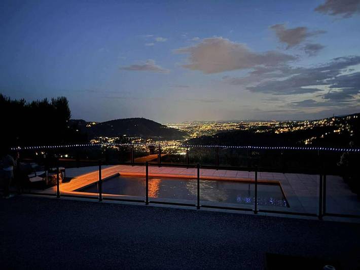 Gîte pour 4 personnes, avec terrasse ainsi que vue et piscine à Drap - 2