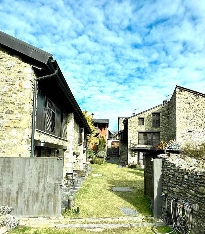 Gîte pour 5 personnes, avec Terrasse et Jardin à UR