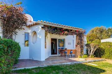 Chalet für 4 Personen, mit Balkon und Pool sowie Garten an der Algarve