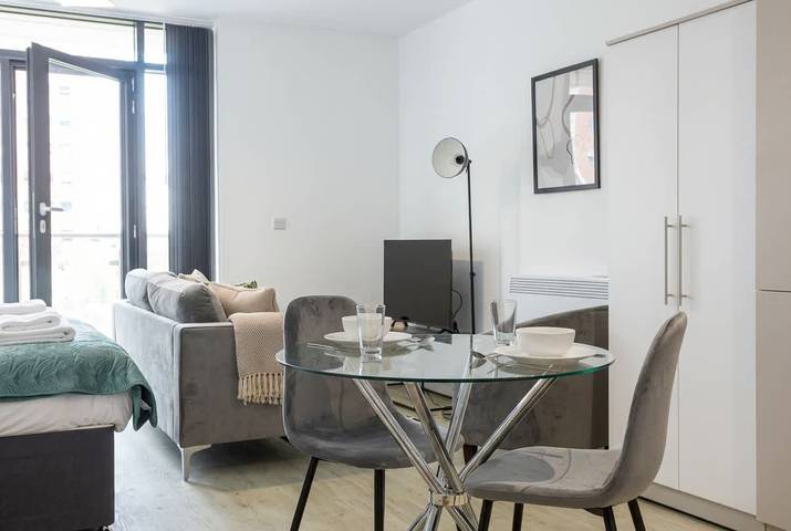 Ganze Wohnung, Bright Manchester Studio Apartment with Balcony in Greater Manchester