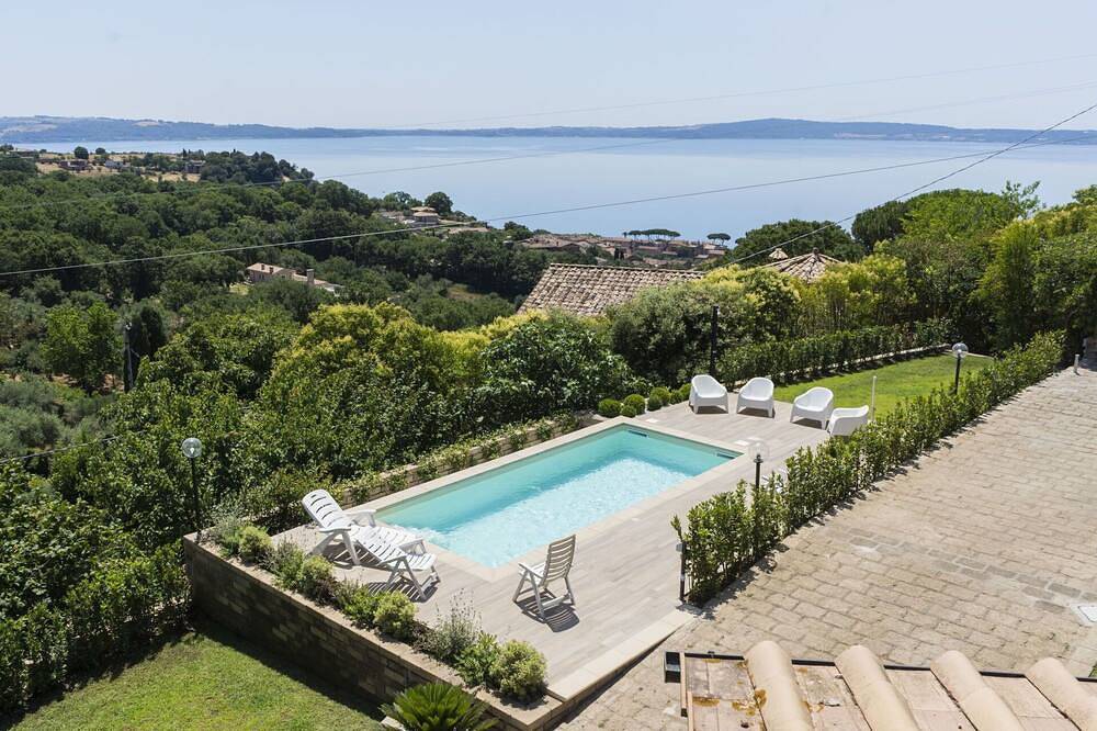 Alleinstehendes Ferienhaus mit privatem Pool, W-Lan, Klimaanlage, Tv, Innenhof, Haustiere erlaubt in Trevignano Romano, Braccianosee