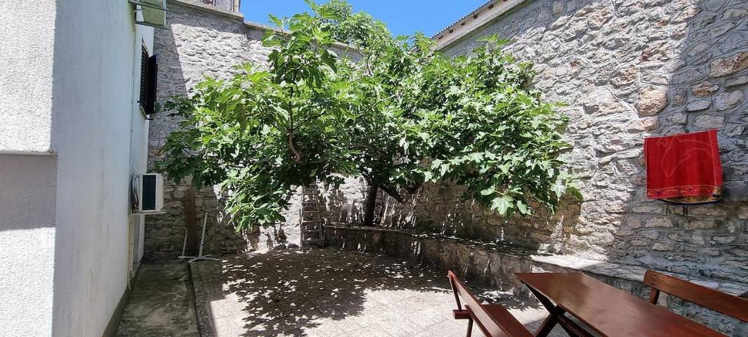 Ferienhaus für 12 Personen, mit Garten, kinderfreundlich in Karlobag