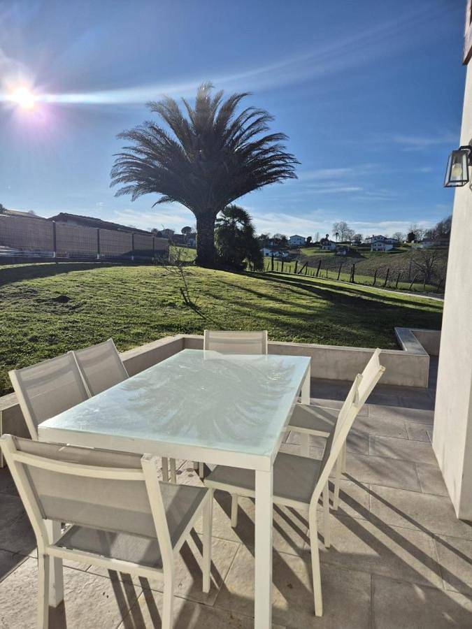 Location de vacances pour 6 personnes, avec jardin ainsi que terrasse et vue à Bardos - 4