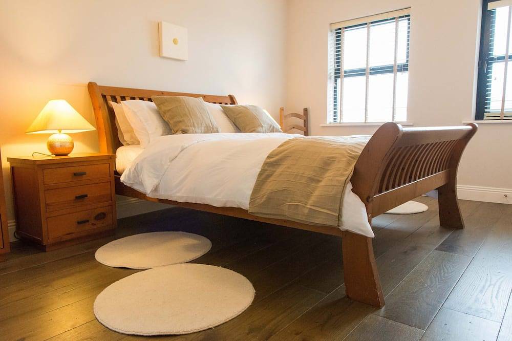 Luxurious family home with spectacular views close to shops, pub and beaches in County Clare