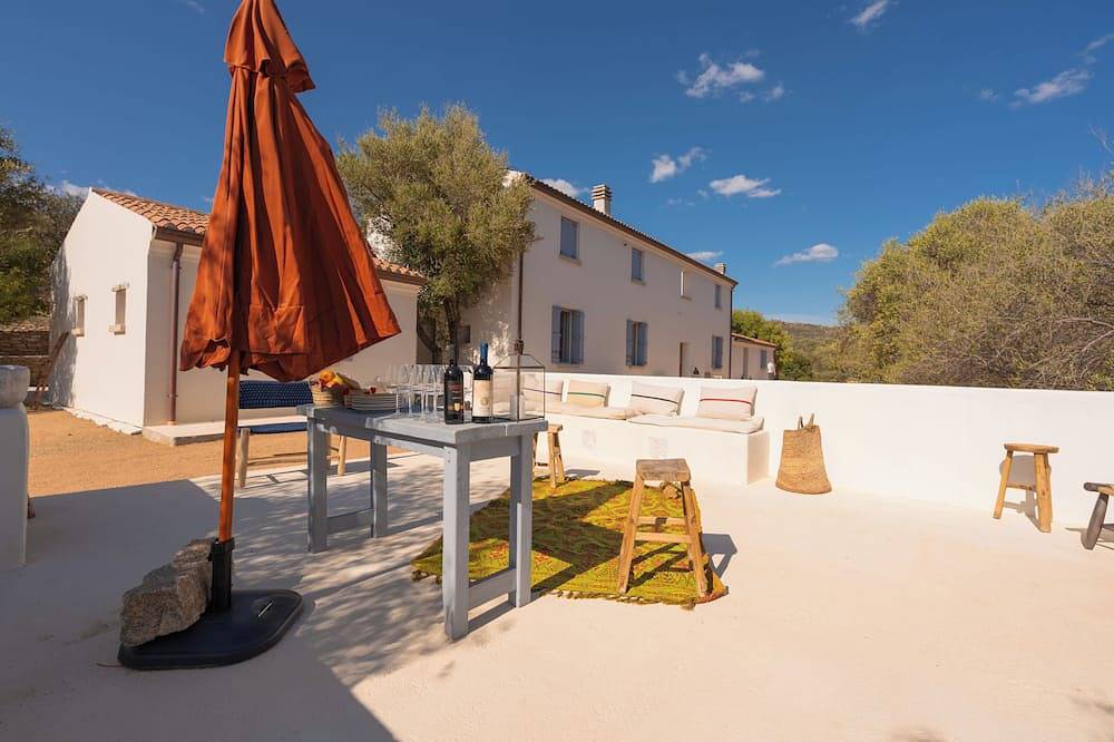 Stazzo Nestled in the silence of the countryside, a few kilometers from the sea of Portosanpaolo in Loiri Porto San Paolo, Barbagia