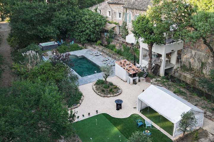 Gîte pour 12 personnes, avec piscine et jacuzzi à Cabasse