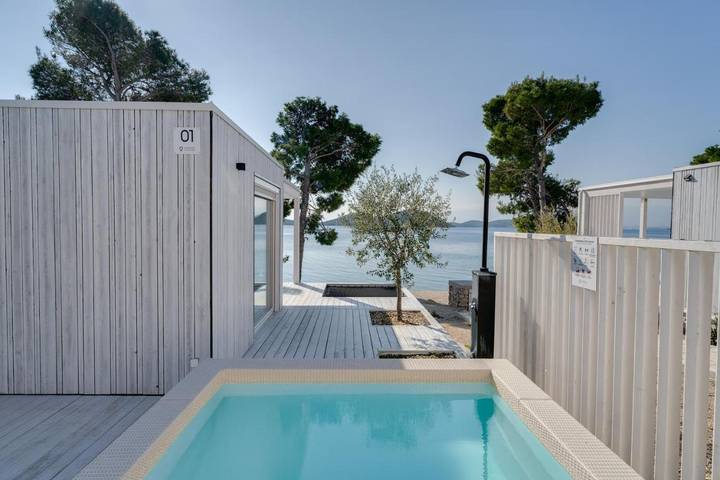 Villa pour 6 personnes, avec terrasse ainsi que piscine et vue, animaux acceptés à Drage (Pakoštane)