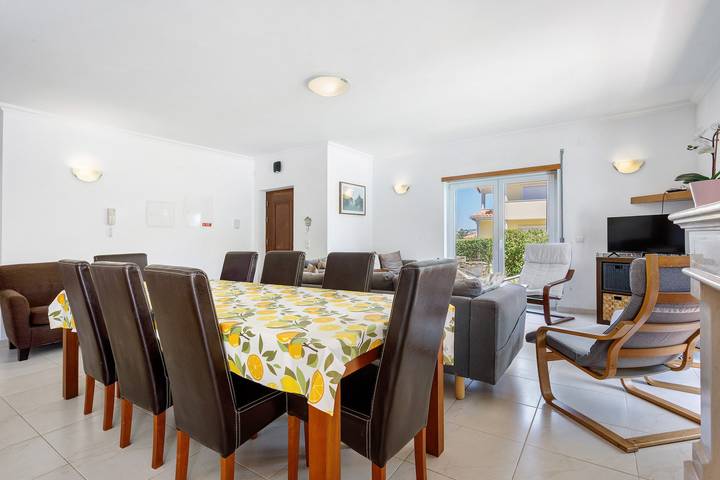 Villa 'Paraíso Da Lagoa' con piscina privada, jardín privado y Wi-Fi in Vau, Leiria District