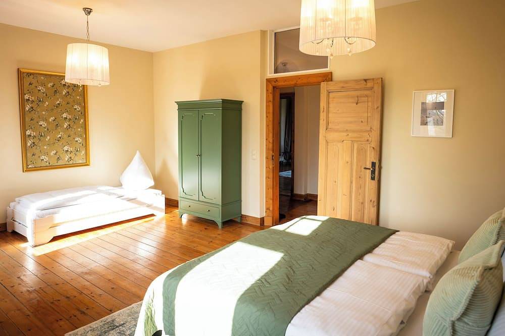 Landhausvilla mit 3 Ferienwohnungen und Sauna für Familien und Freunde in Kuhlen-Wendorf, Ludwigslust-Parchim