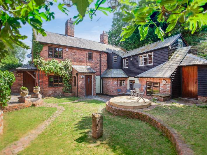 Log cabin for 9 people, with garden in Worcestershire