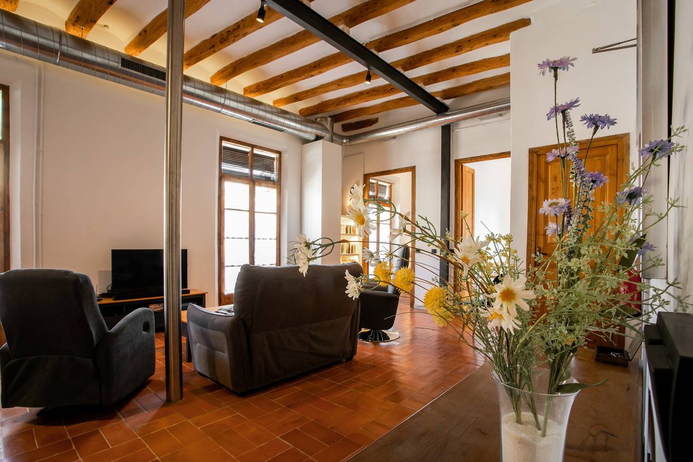 Hel lägenhet, Apartment 'Les Voltes I' with Private Terrace and Vineyard Views in a Wine Village in Barberà de la Conca, Tarragona Provins