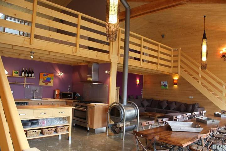 Location de vacances pour 23 personnes, avec Terrasse dans Larrivoire