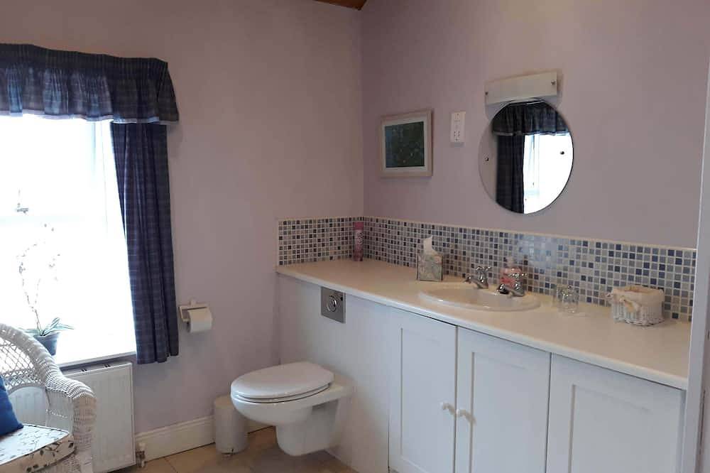 Cara s Cottage sleeps 4. Harbour views. Off-street parking in Kinsale, Munster