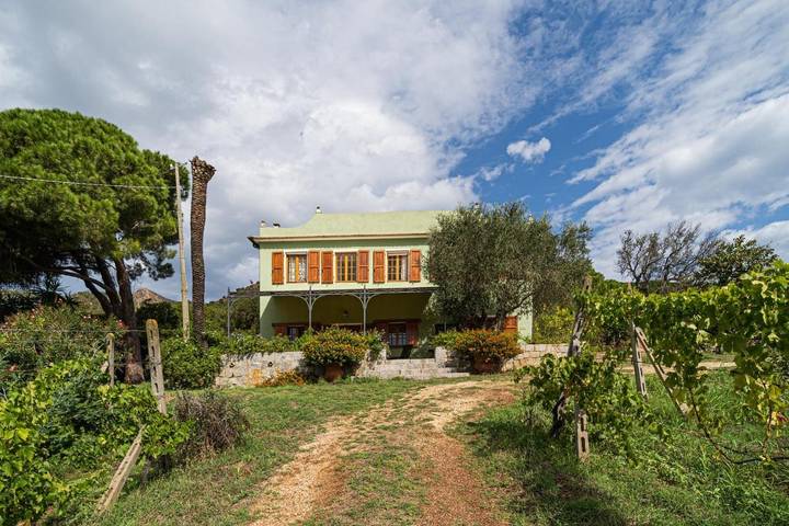 Villa per 10 persone, con panorama e terrazza nonché giardino, con animali domestici in Porto Azzurro
