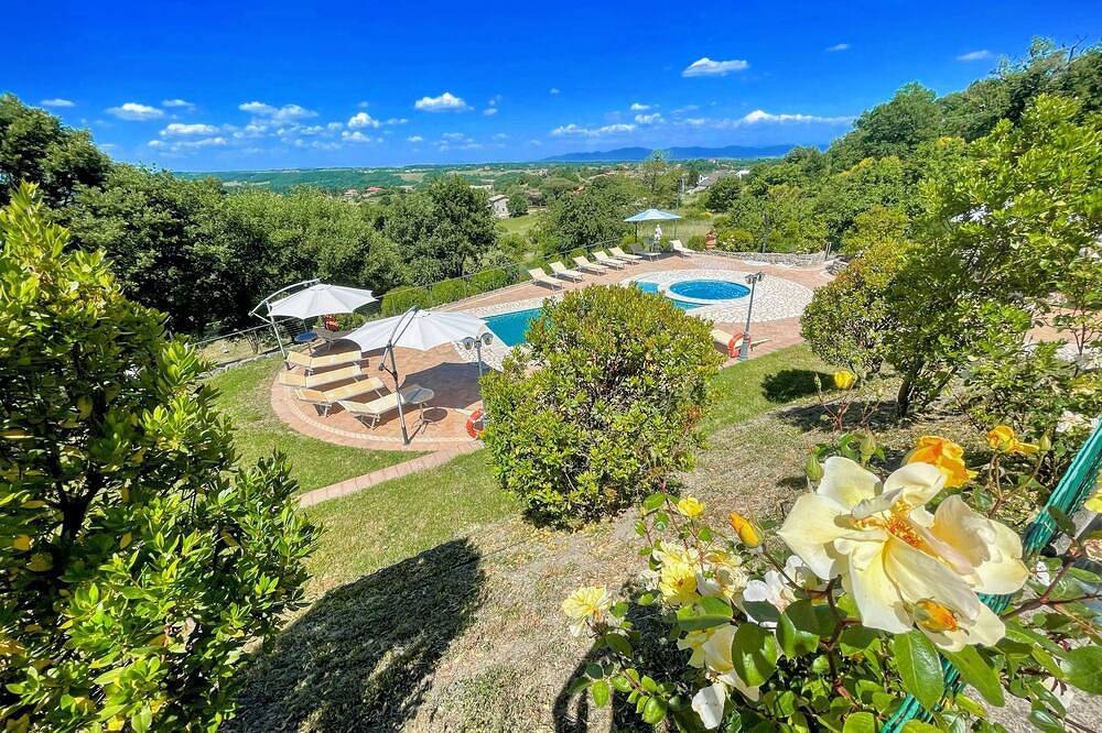 Piscina y jacuzzi - Encantadora villa en Umbria - capacidad para 24 personas in Montefiascone, Provincia de Viterbo