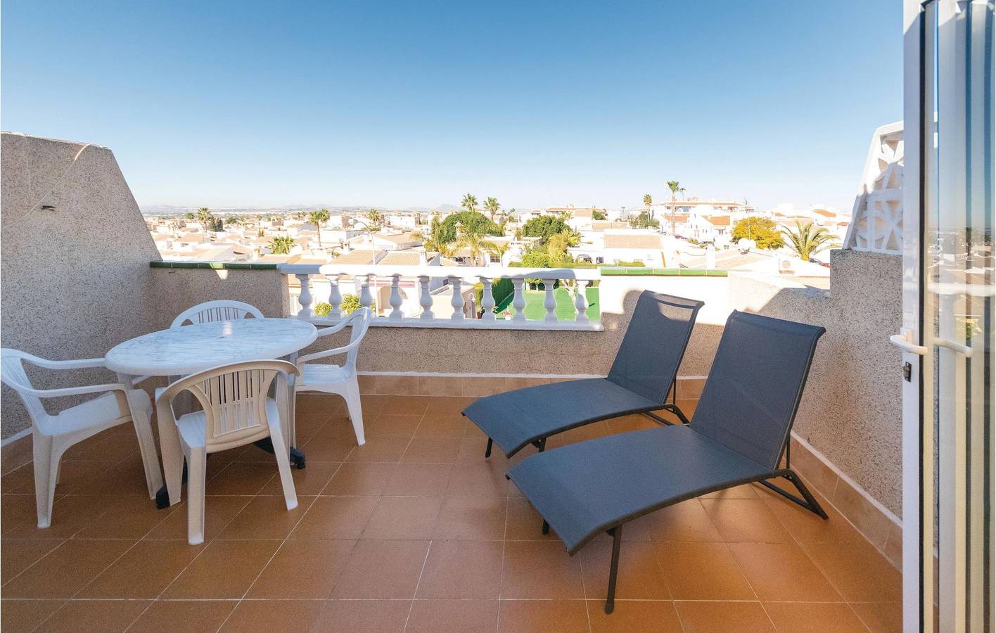 Apartment mit Meerblick, Terrasse und Pool in El Chaparral, Torrevieja