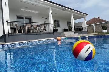 Villa für 8 Personen, mit Balkon, mit Haustier in Montenegro