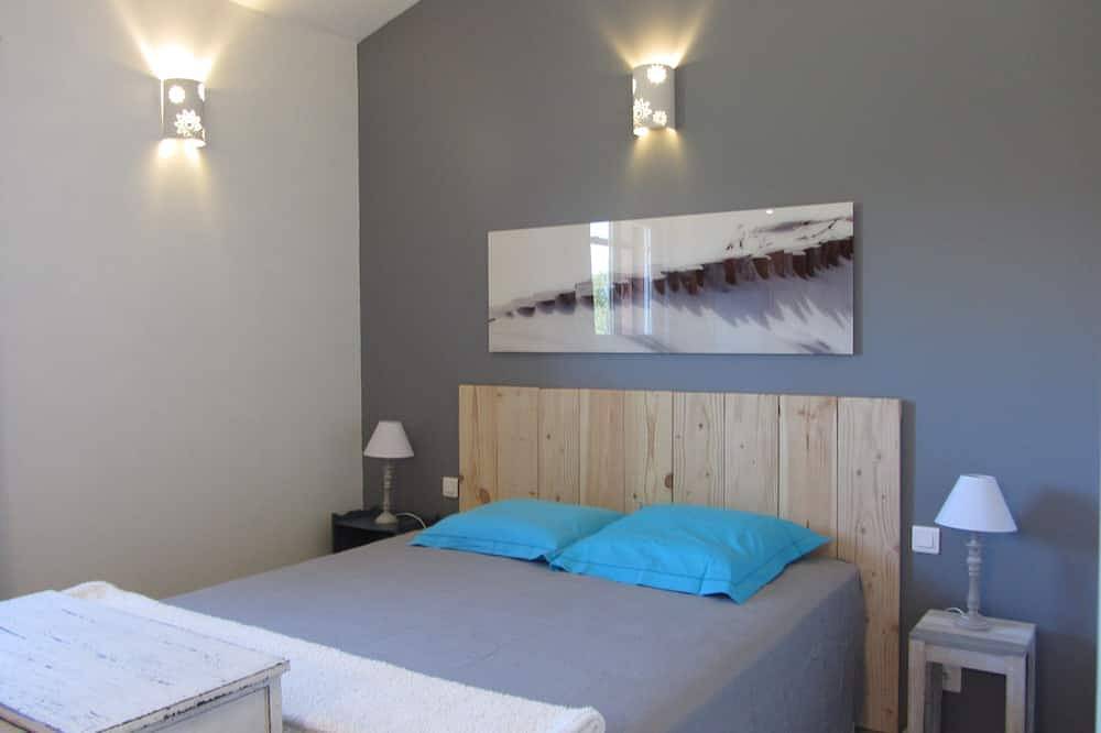 Beautiful bright two-room apartment, well located, without vis-à-vis in Fayence, Draguignan region